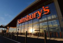 Sainsbury's, la seconda catena di supermercato del Regno Unito, dichiara guerra alla plastica con un piano d'azione dettagliato