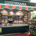 L'edicola Quotidiana di via Bocconi, a Milano, con i prodotti ortofrutticoli Orsero