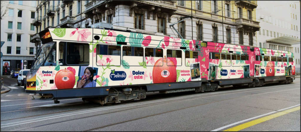 Jumbotram con l’immagine di Dolcevita nelle vie di Milano