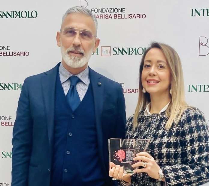 Nicola Modica direttore generale, e IlariaToni responsabile marketing e comunicazione, ritirano il premio per All Citrus