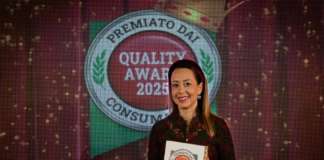 Ilaria Toni, responsabile. marketing e comunicazione per All Citrus, riceve il premio per iSuccosi